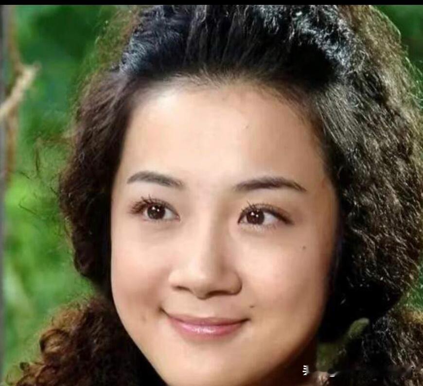 出生辽宁省锦州的李依晓身高164，属于不怎么高，一般东北人都是高挑身材的，她这样