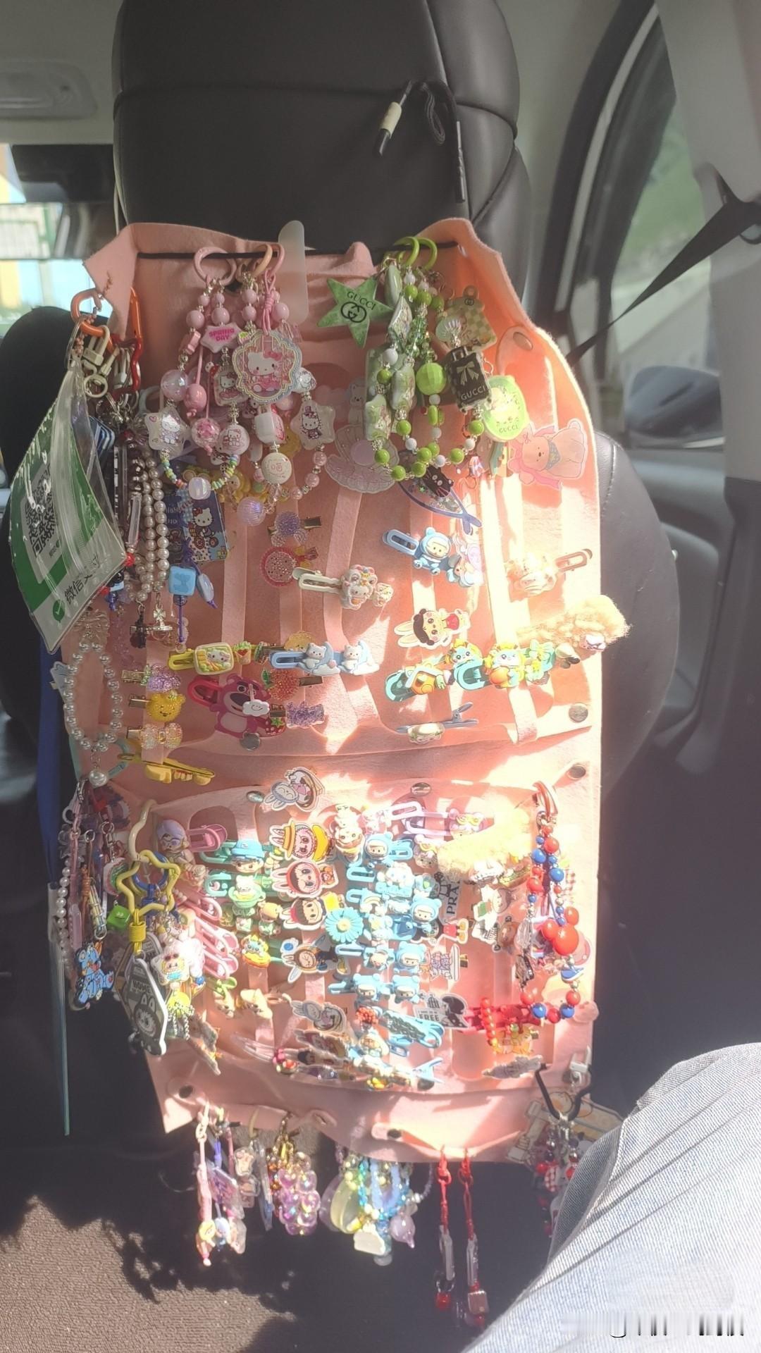 坐网约车，前排车座后面居然摆着很多小玩意儿。我问司机：大哥，你这儿还搞副业啊