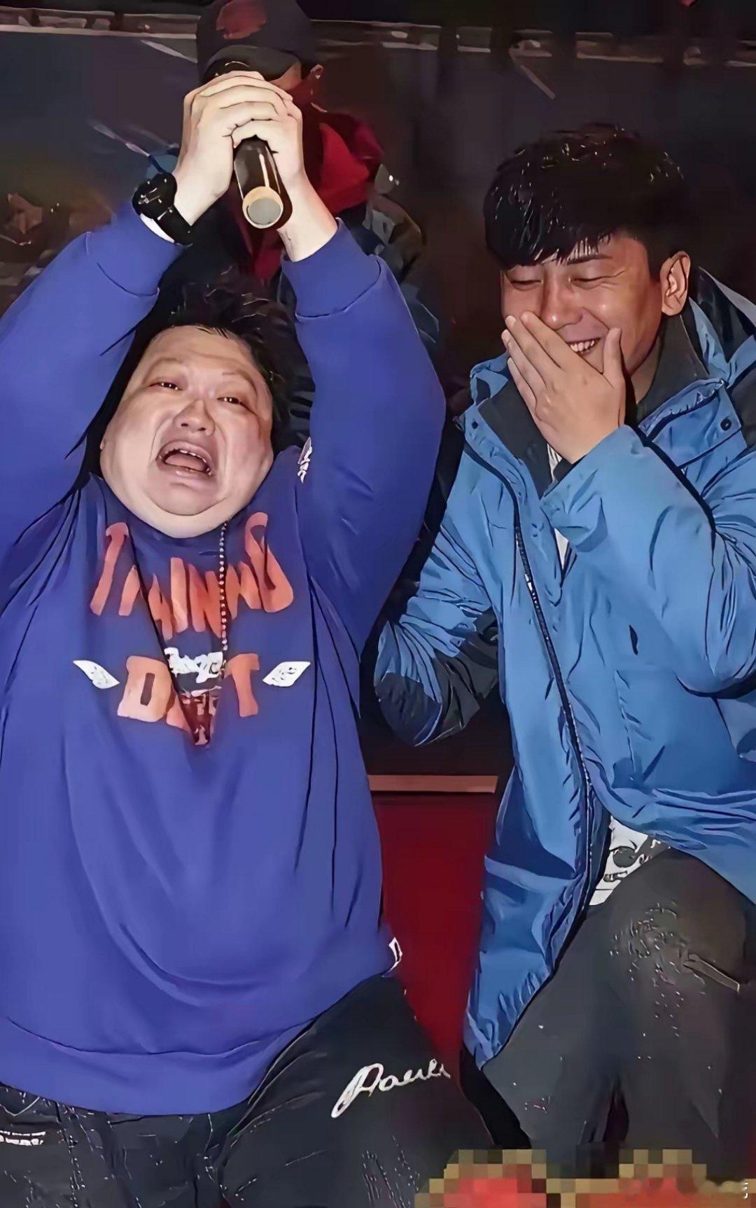 为什么当年没有人看得出来呢？韩红的尽情演出就连她身边的工作人员，都忍不住了，得捂嘴笑了。​这一场公益