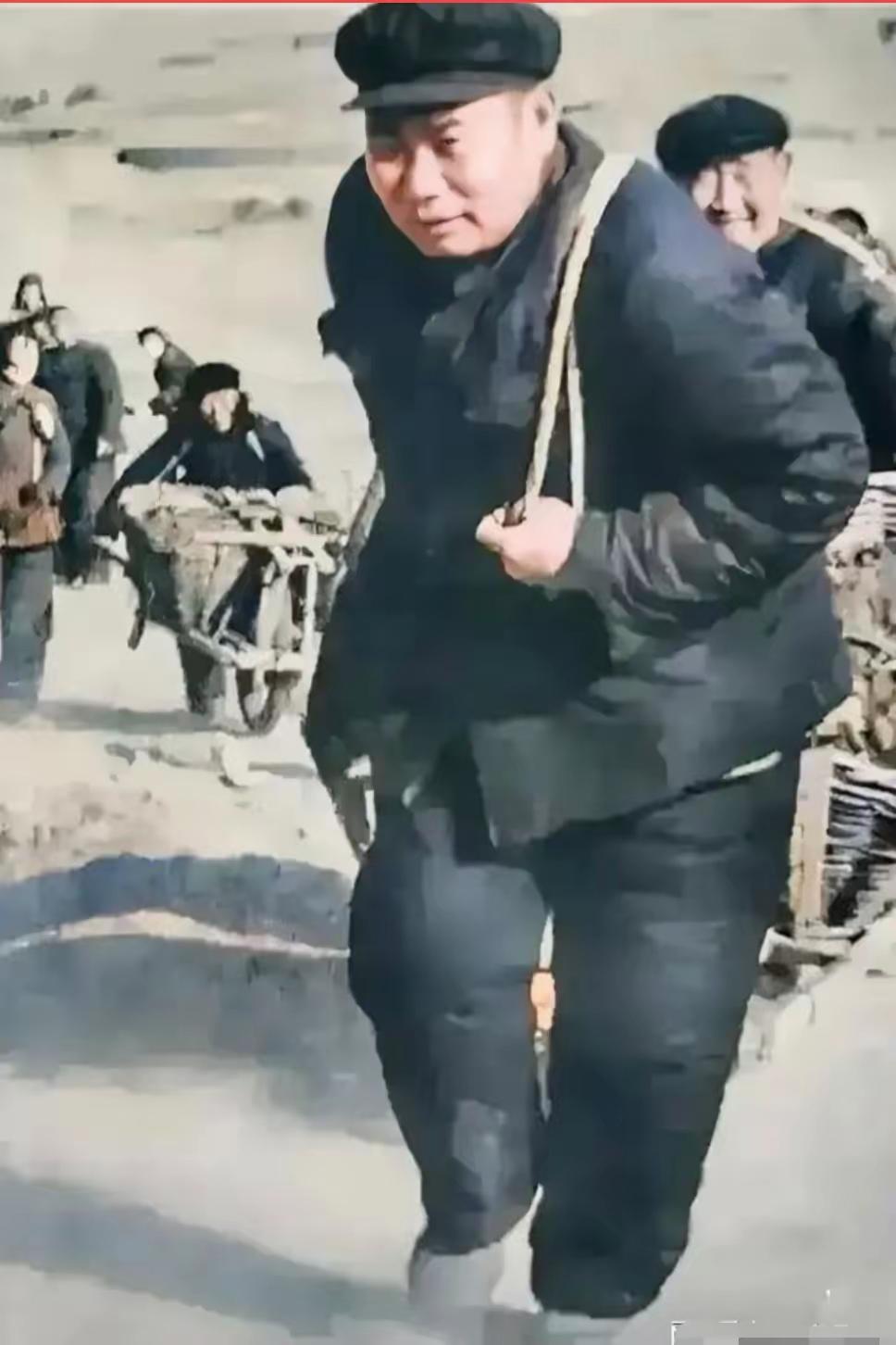 这张照片拍摄于1978年，一位开国上将穿着朴素的衣服和农民群众一起拉车，认识他是