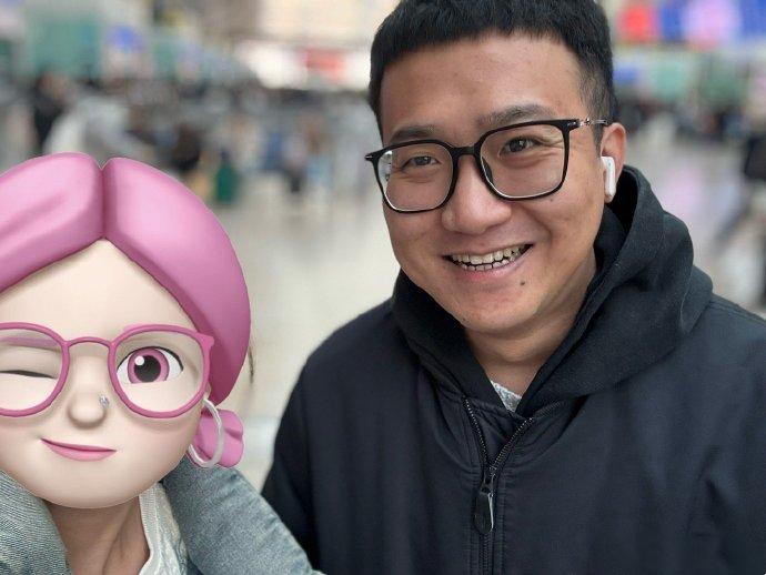 赵芸一车站“偶遇”师哥，瞬间成了粉丝，发文、晒照一气呵成。赵芸一的发文，引起了不