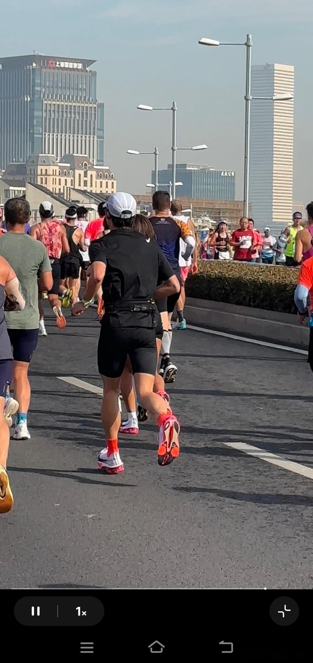 这回是真的很难追上陈昊森了哇，陈昊森跑步真的太厉害了！那速度，那耐力，就像经过