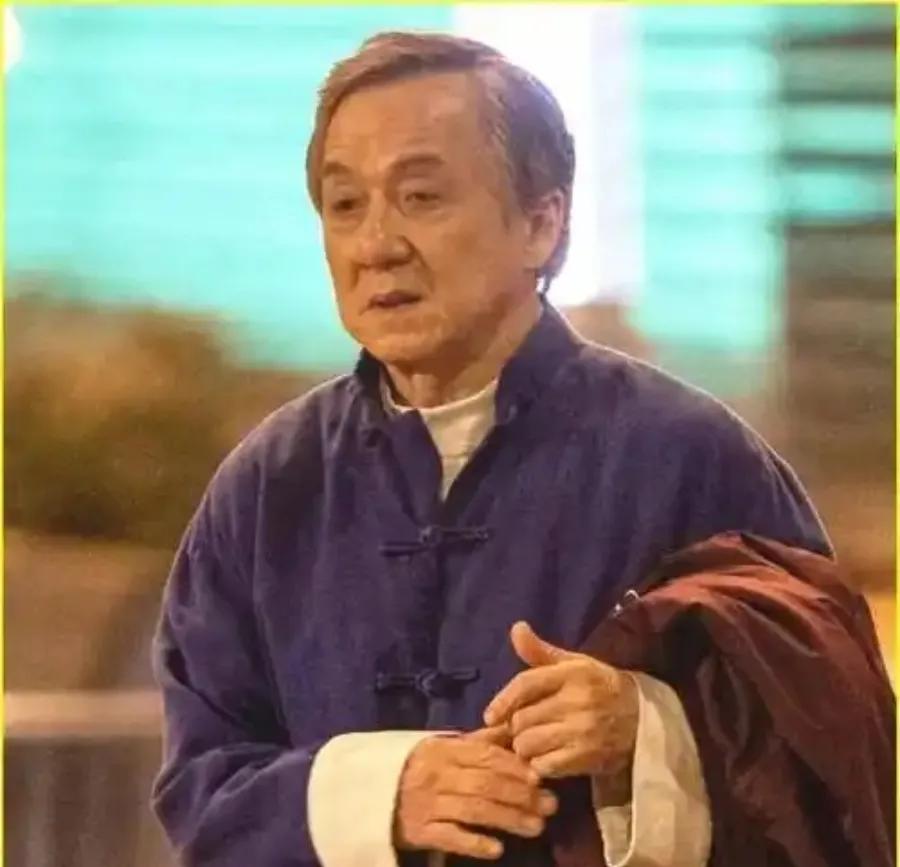 71岁的成龙亮相，头发花白、戴着老花镜的模样令人感慨。岁月在他身上留下了痕迹，但