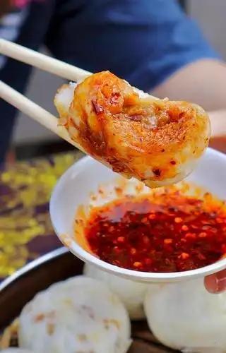 “斯文扫地！”河北廊坊，一高校女老师，在食堂别的摊位买了包子。然后，她跑到一麻辣