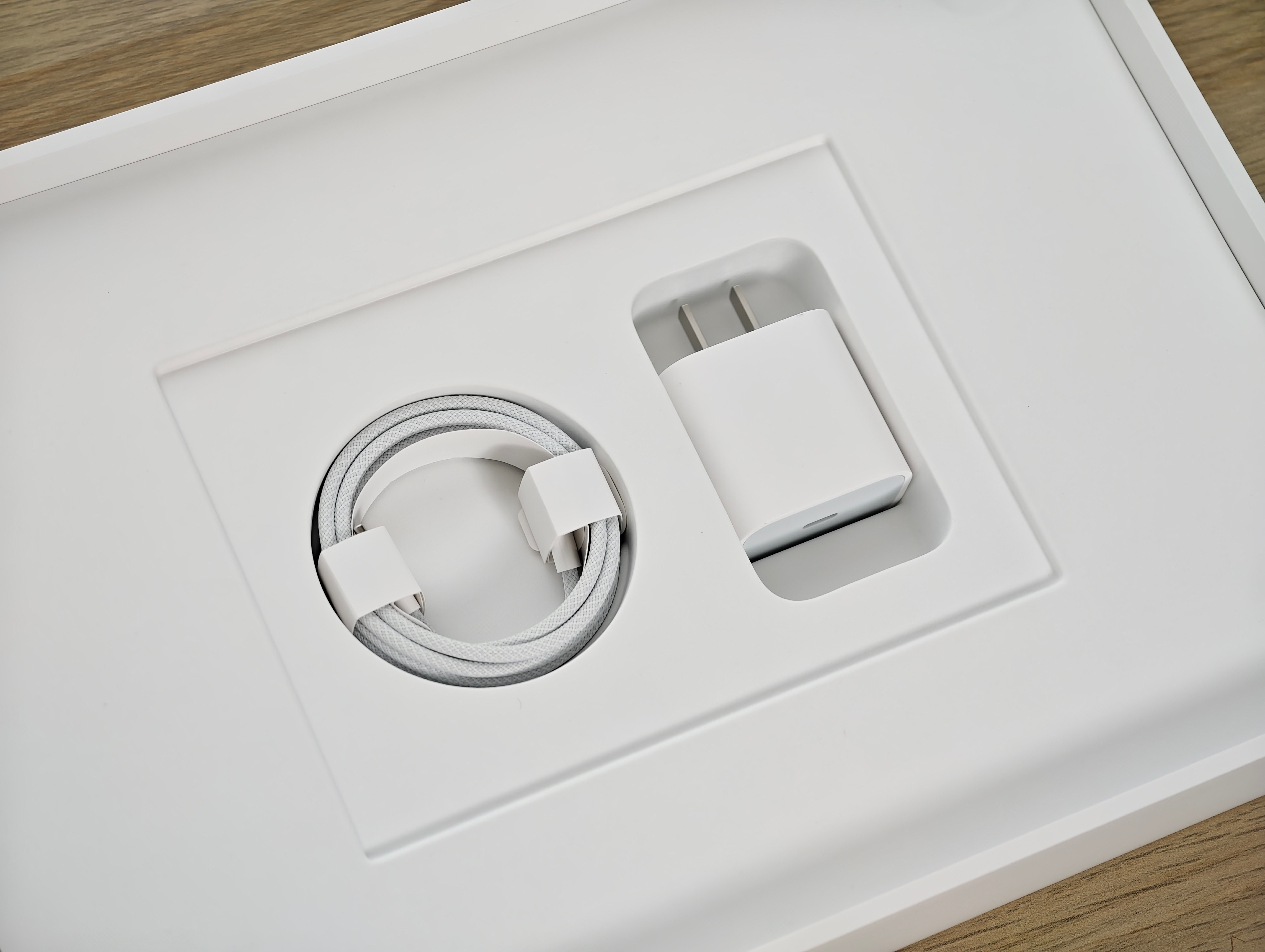 MacBookNeo搭载的『20W手机充电器+1.5m3AC2C数据