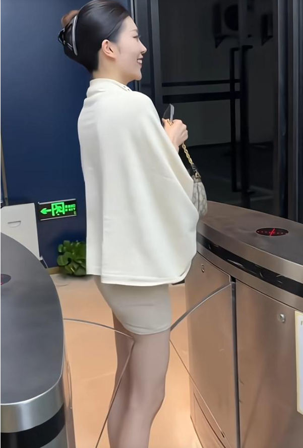 这也太瘦了，门禁成了摆设了