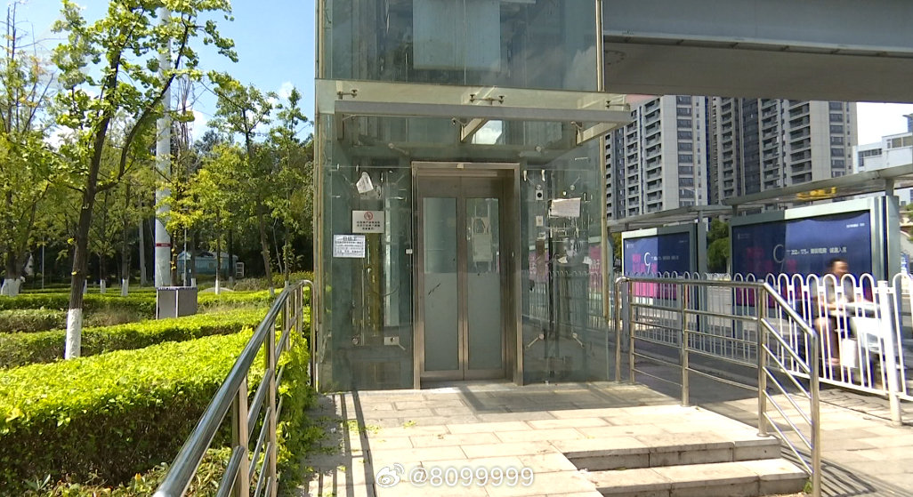 【#昆明一过街天桥电梯停运近两月#】近日，有市民向我们8099999反映，日新东路锦苑花园公交站台附