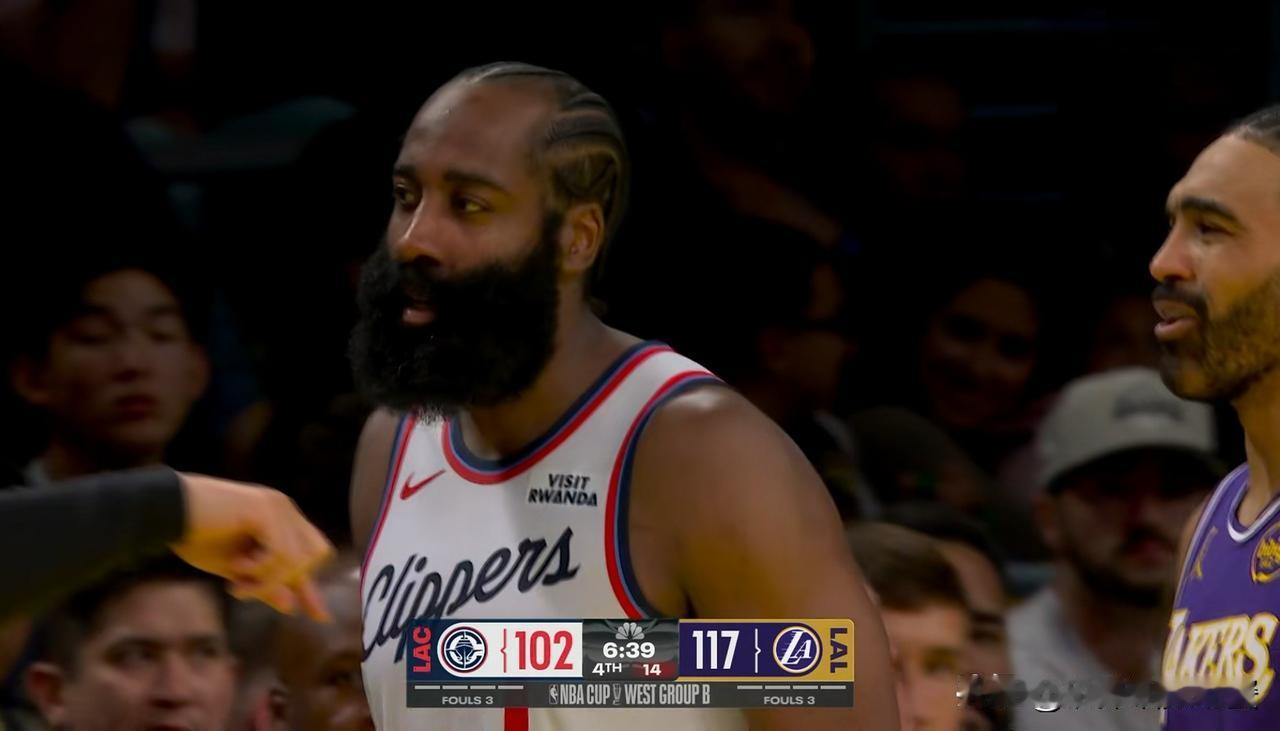 我真被快船巨星哈登给气疯了！在今天快船客场以118：135惨败于湖人的比赛中，哈