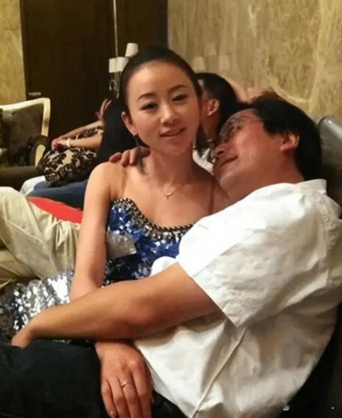 2013年，前电视台主持人纪英男实名举报国家档案局原副司长范悦，称其隐瞒已婚事实