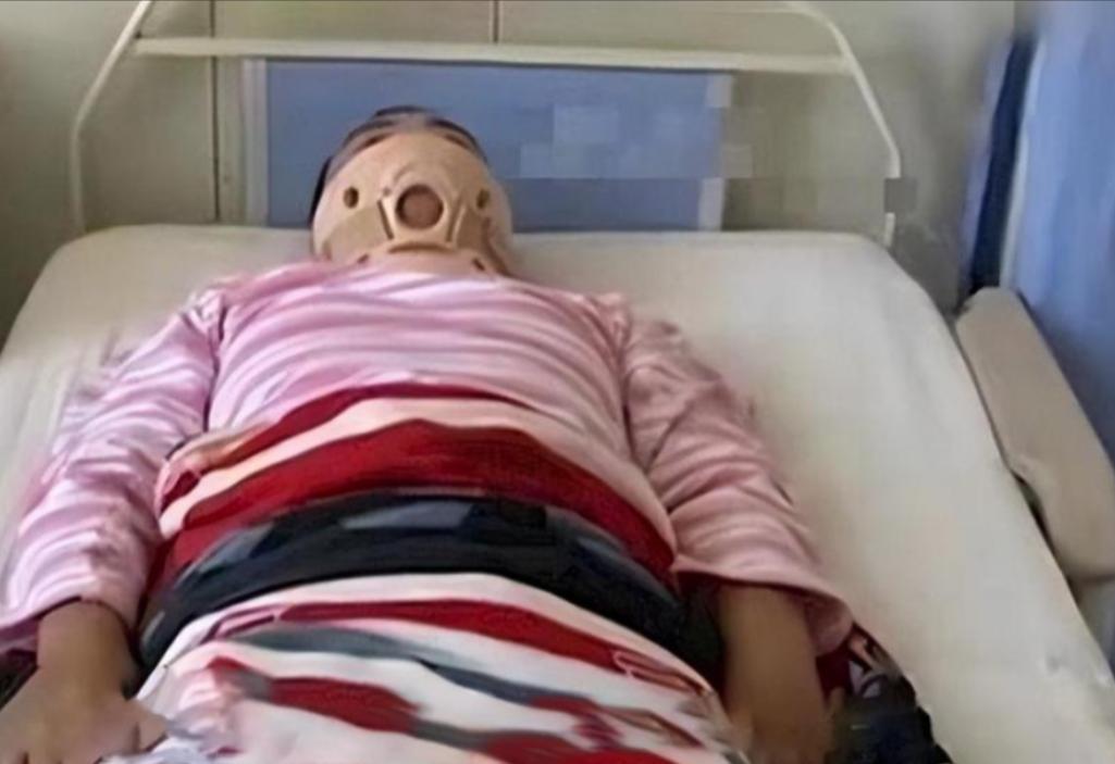 他徒手接下跳楼女孩，导致自己瘫痪在床，女孩家长不仅不愿意负担医疗费，还嚣张放狠话