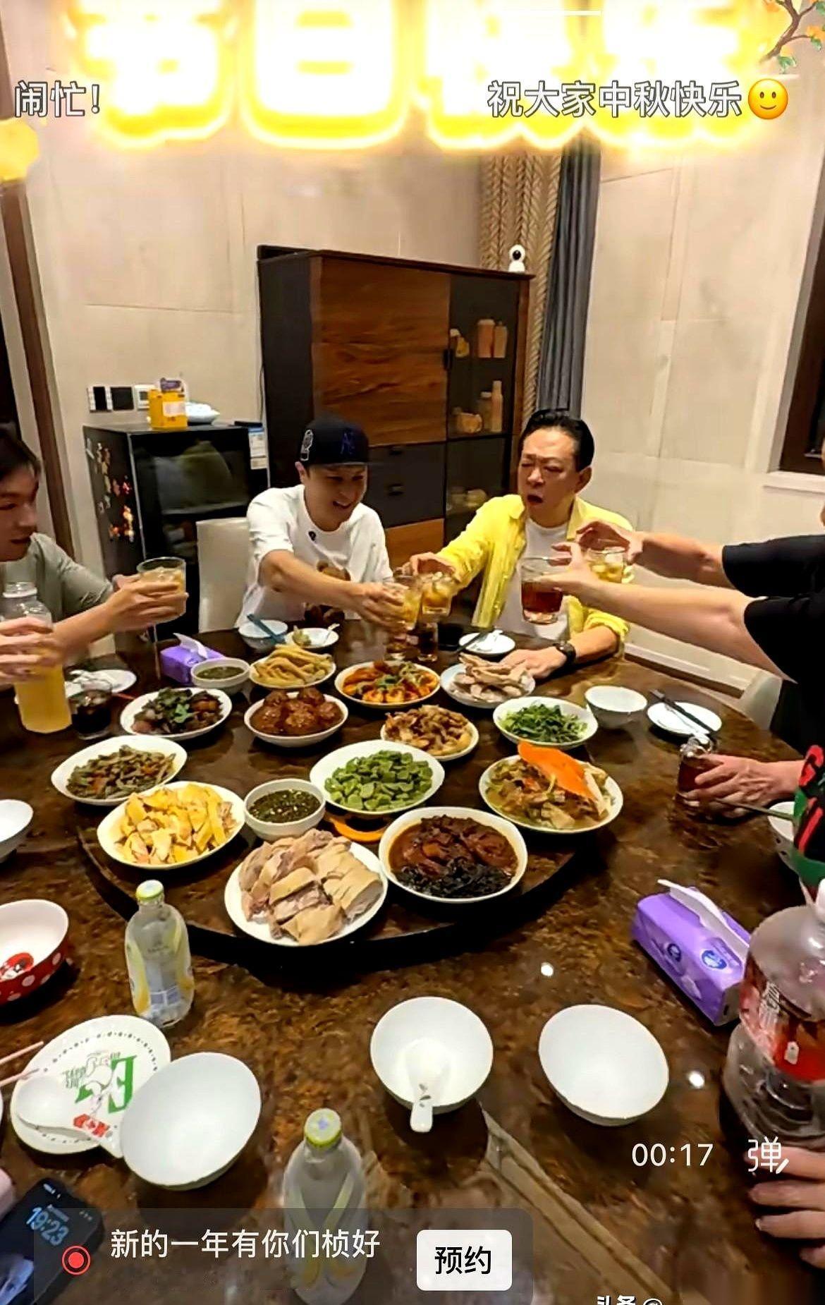 主持人朱桢家里来了个亲戚，滑稽演员毛猛达。俩人乐呵呵拍了张合影，往网上一发，评