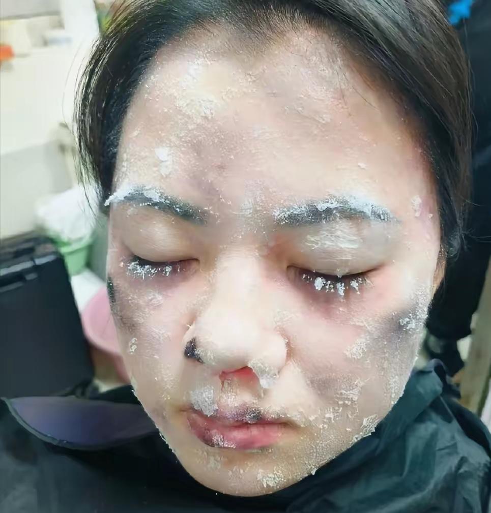 广东揭阳的冷库里，零下十几度，这女同事进去干活，几个男同事就把她推进去，反锁