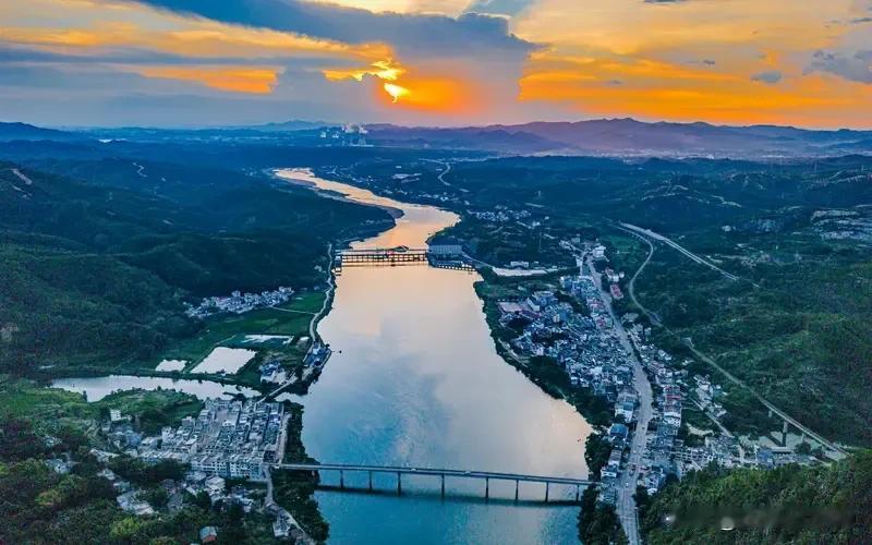 难怪某些人天天呱呱叫。回农村环境艰苦，在城市又生活压力巨大。那怎么办呢？当然只好