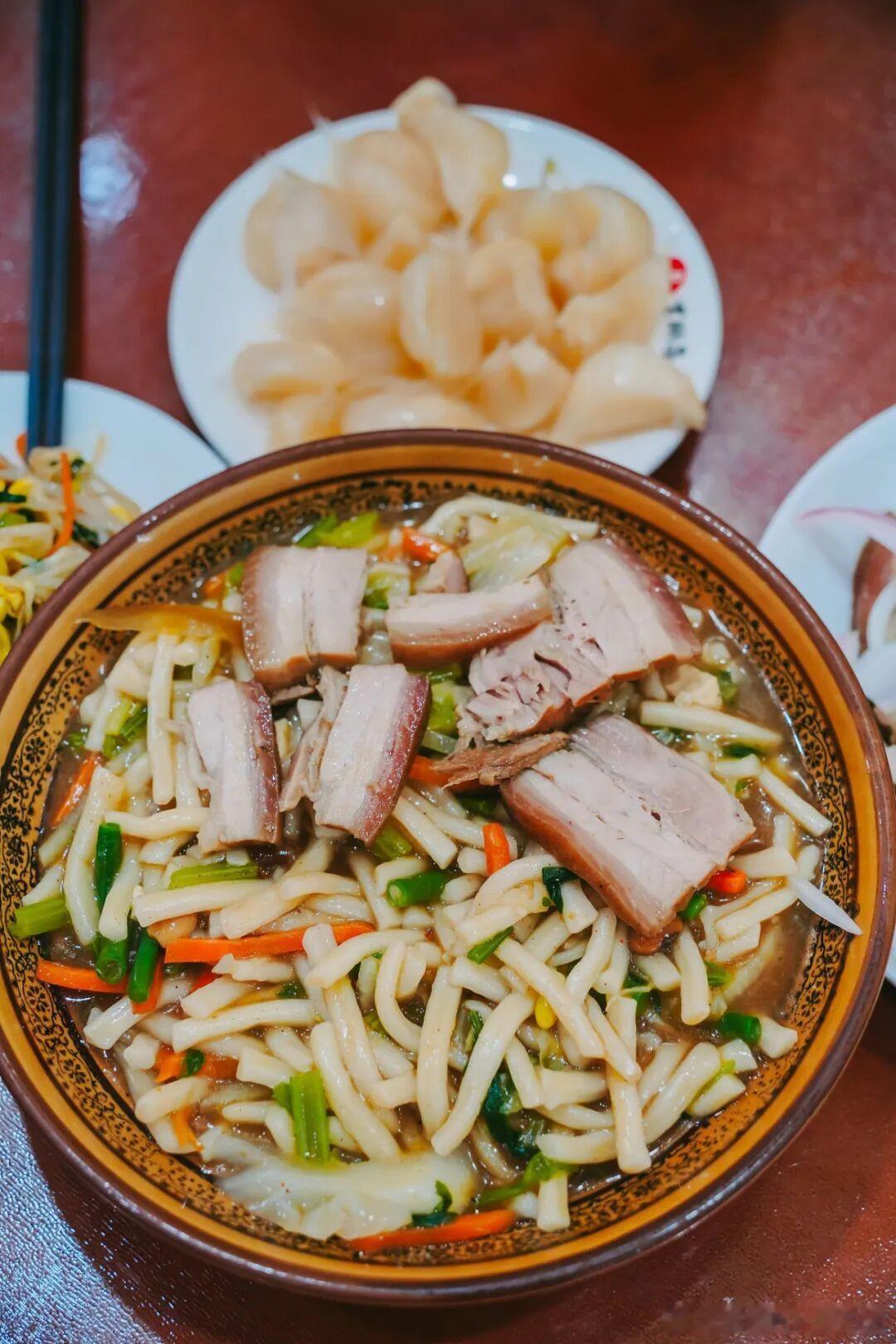甘肃面食顺着河西走廊铺开整副美食版图。出圈的兰州牛肉面之外，敦煌驴肉黄面、张掖搓