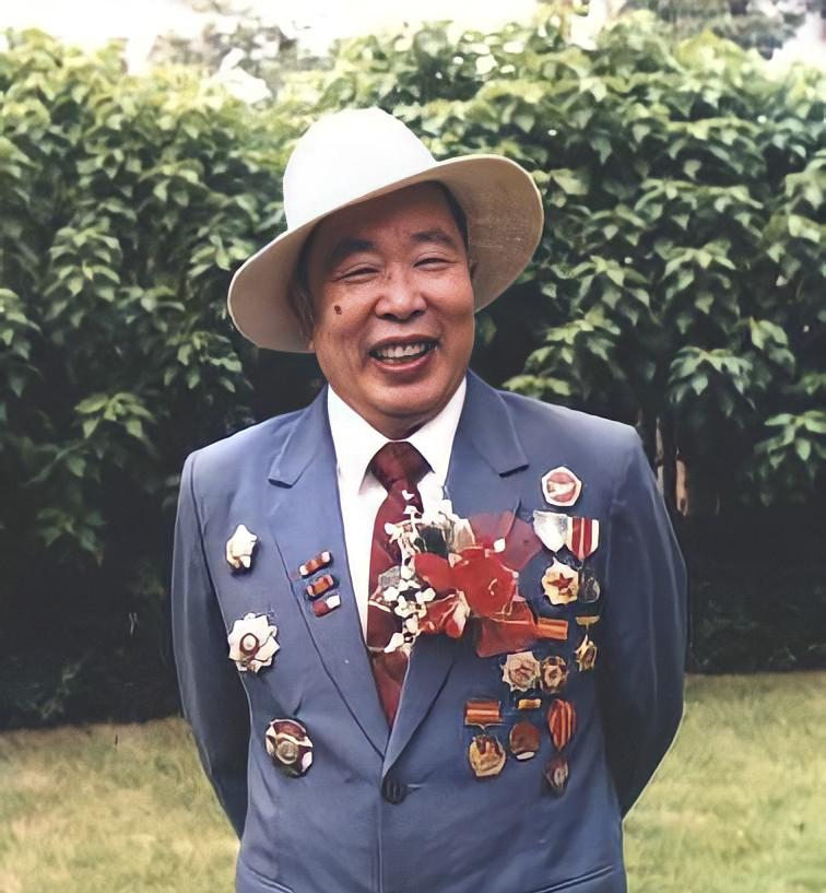 1951年10月，飞行员华龙毅满身鲜血靠在一块石头上，看着手提斧头围上来的陌生面