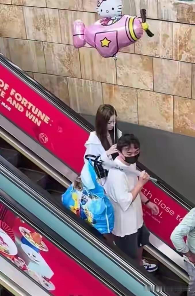 王思聪都会给女友提包了，王思聪懒懒在新加坡过年，大包小包满载而归。他们夫唱妇