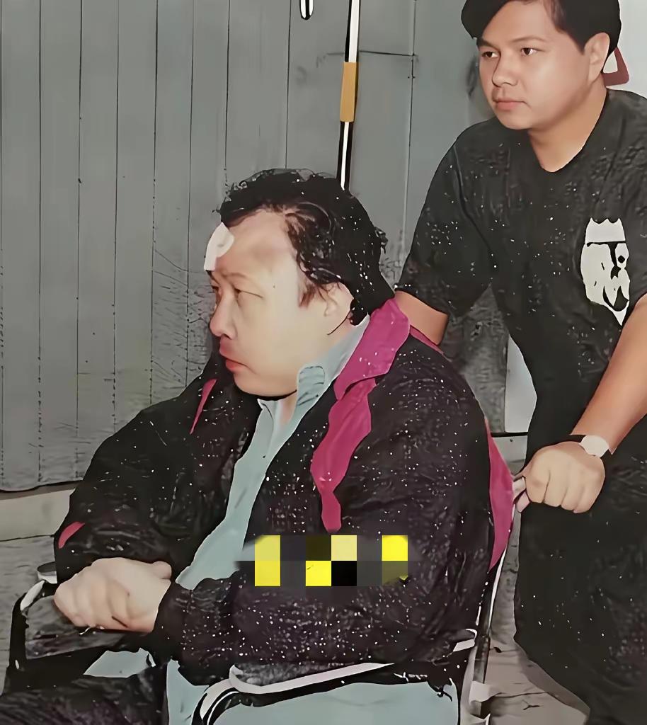 现在看，王晶功成名退了，想当年，这是他被人挨打的一幕。永盛电影公司老板向