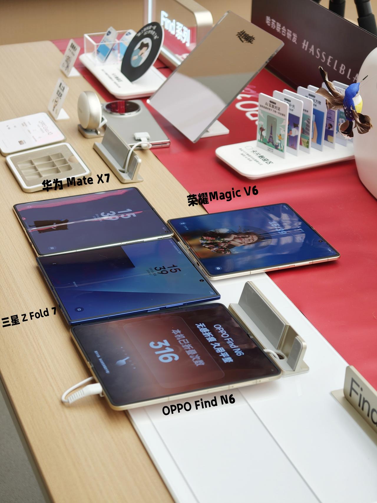 手持三星跟朋友在OPPO店里破防了周末陪朋友去商场，真的很魔幻我是万年三