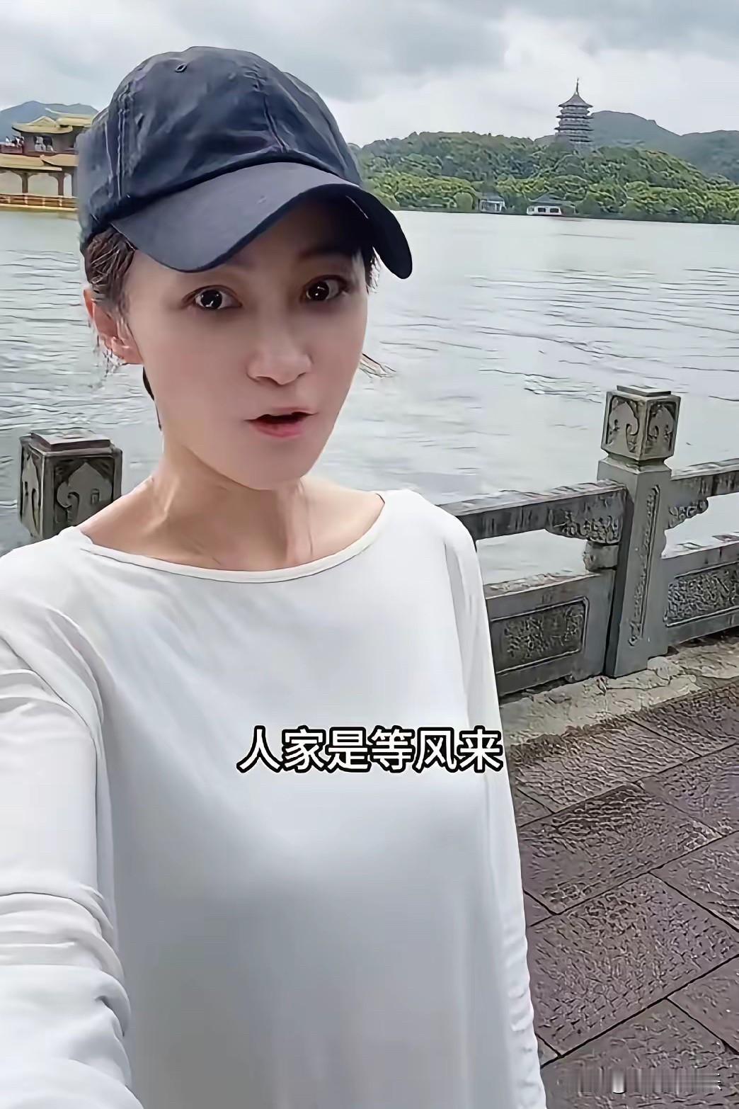 姚笛婚后过得挺一般吧，倒不是她老公嫌弃她，也不是她又爱上了别人，而是她现