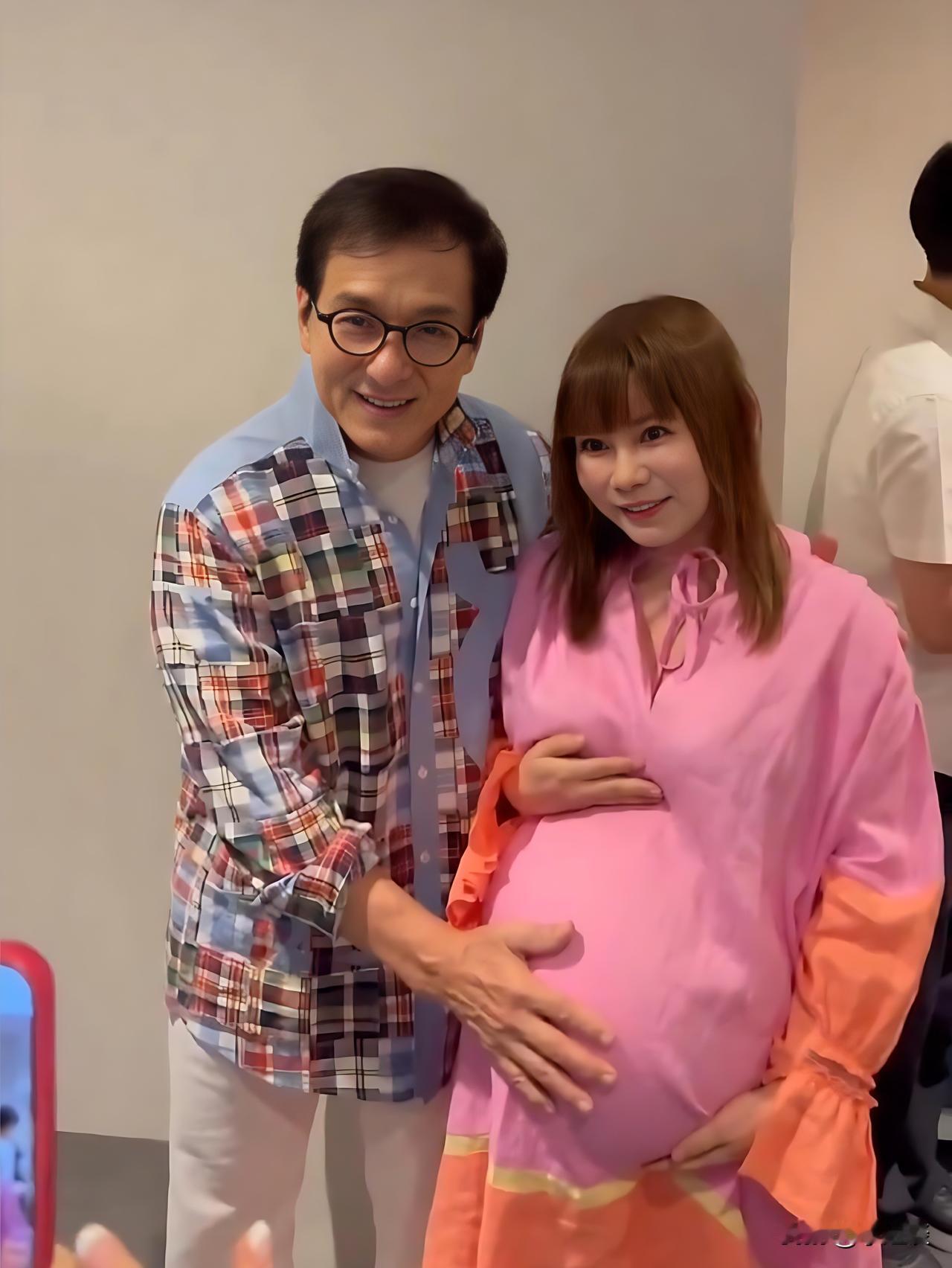 成龙啊成龙不是我说你，你说你和粉丝合影就合影为啥要把手放在孕妇的大肚子上