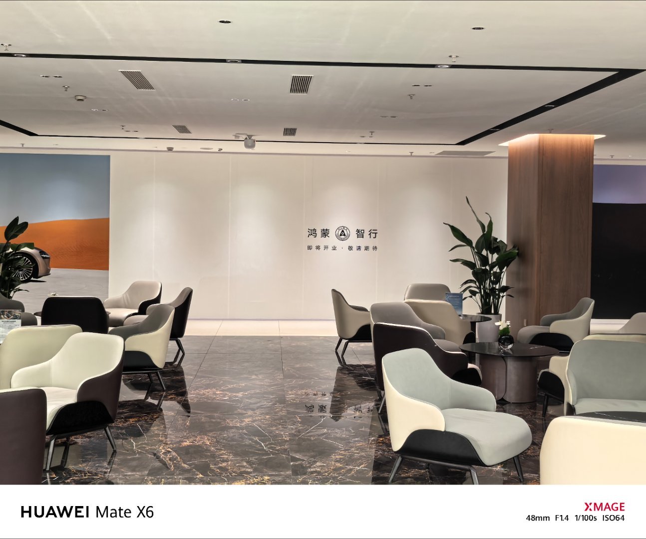 最近去鸿蒙智行的店里面，你应该会发现独立尊界展厅都开始装修了，我经常提车那家店的