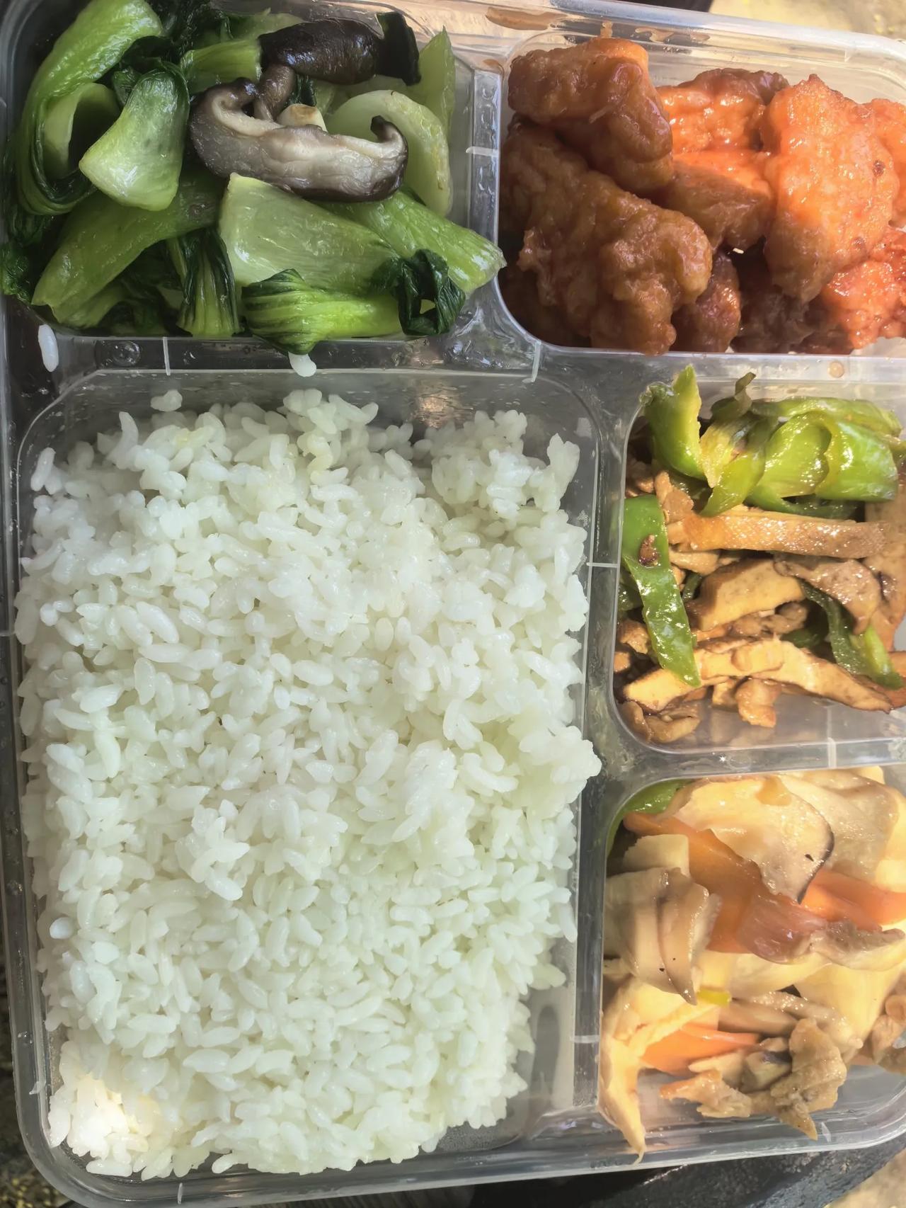 单位食堂吃的腻了，年年月月天天中午都是差不多相似的菜品，不变的味道。虽然便宜，虽