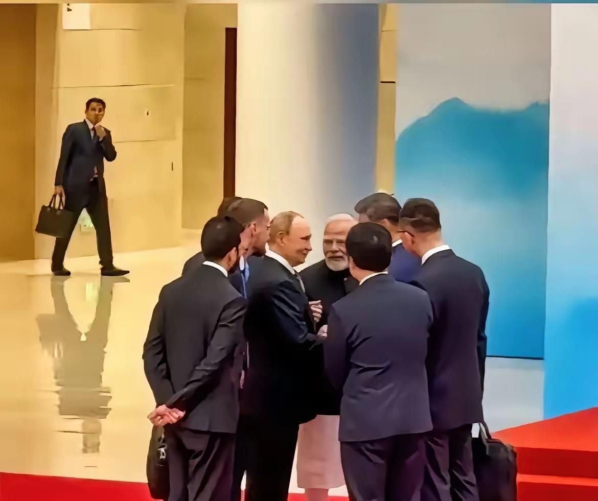 这是“天津上合会”的一张照片，特朗普见了肯定会上火…[呲牙笑][呲牙笑]