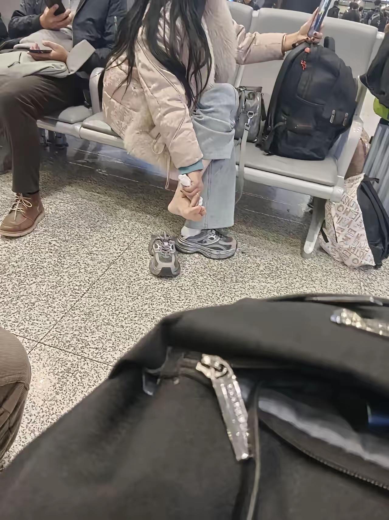 穿的这么漂亮，人这么美，她是怎么做到在公共场合脱了袜子抠脚的呢？