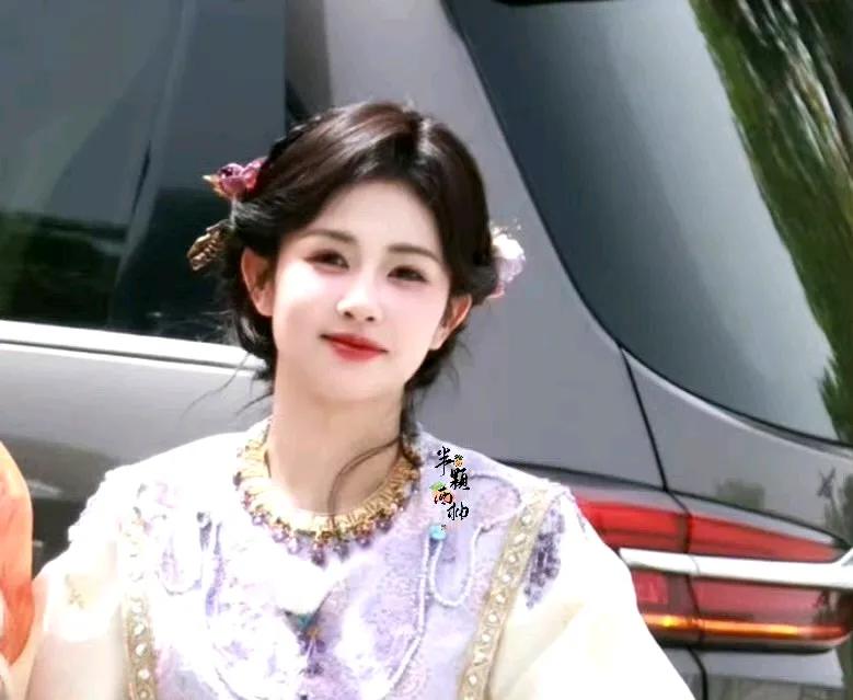 白鹿粽子里的造型还停好看的。最近白鹿除了等待进组之外，还是在录制综艺，这次的