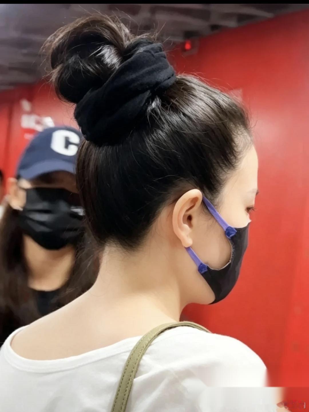 大家有没有发现，王菲越来越不对劲了，出道已经37年了，明明已经57岁的人了，