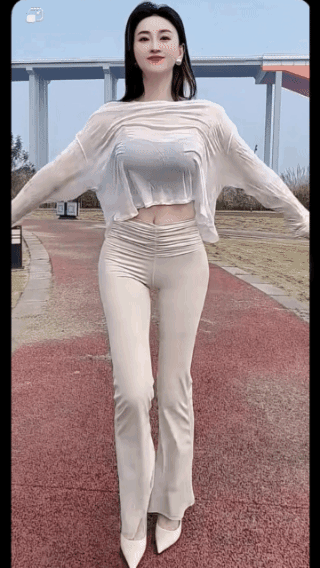 纯属故意，傻子都能看出来！白色外衣，却搭配纯黑罩罩，成功吸引了千万眼球！