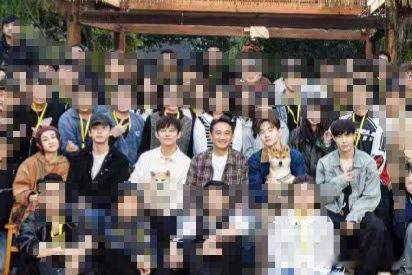 向往的生活一家六口同框，黄磊、何炅、刘宪华、彭昱畅、张子枫、张艺兴，终于聚齐了