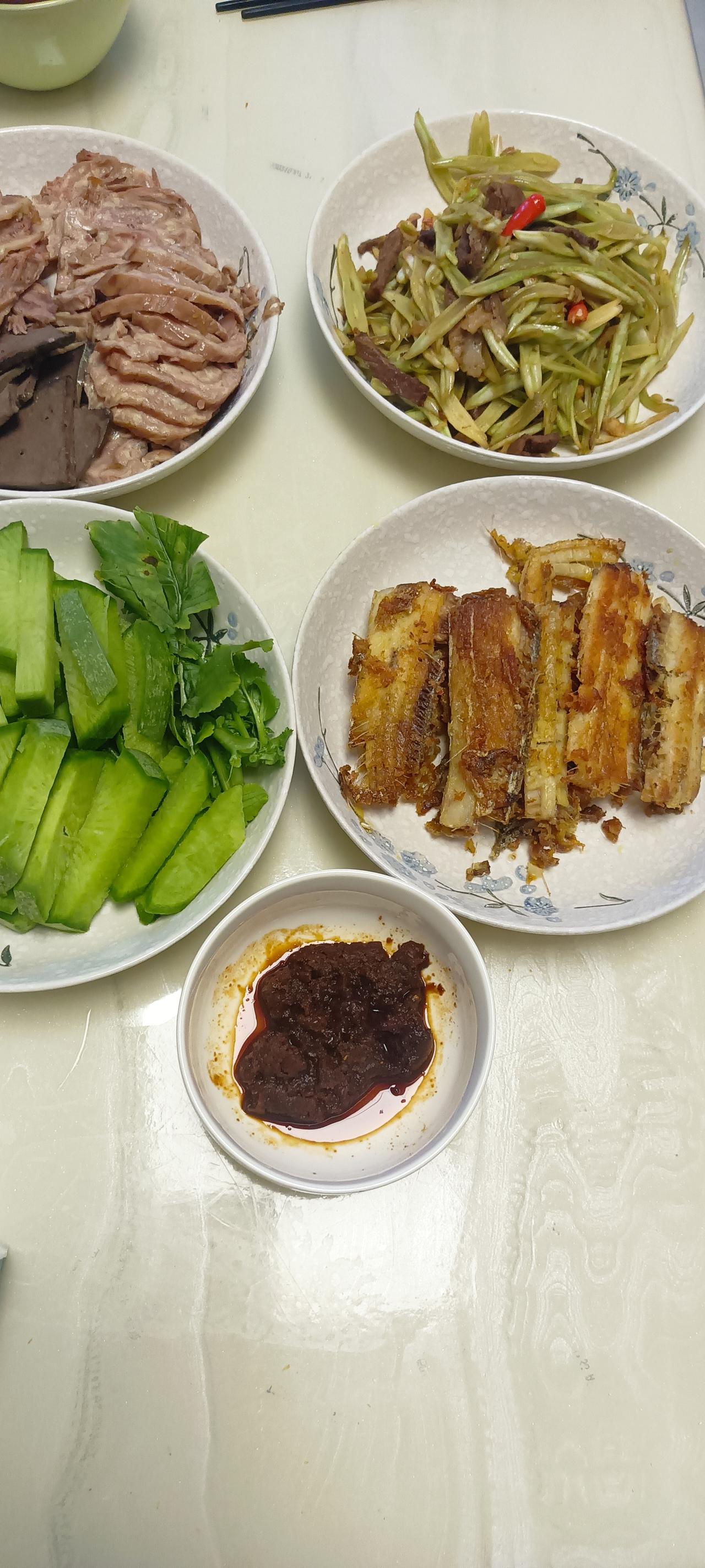 我老公说被人重视的感觉可真好！我老公的外甥，又给买了他最爱吃的驴板肠和酱驴肉，