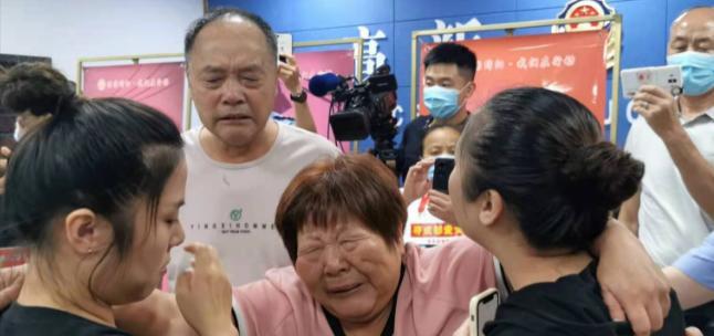 1988年，安徽一对夫妇带着刚满月的孩子在店里卖包子，谁知那天的客人异常的多，当
