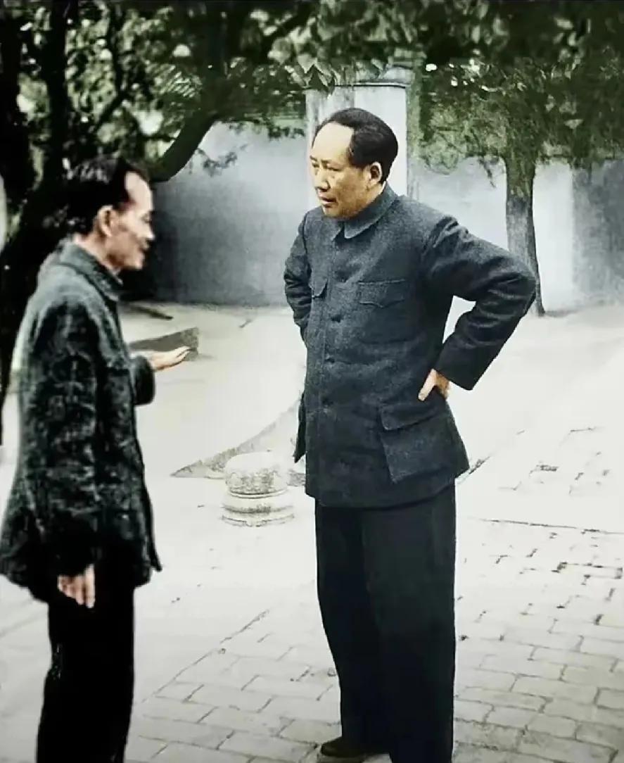 知道和伟人一起交谈的这位是谁吗？看此人气质像是位学者。