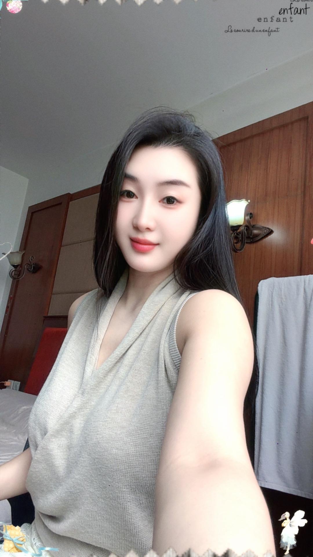 一晃已过半生，奔波未曾歇。 且敬眼前一杯茶，何时许我再少年。