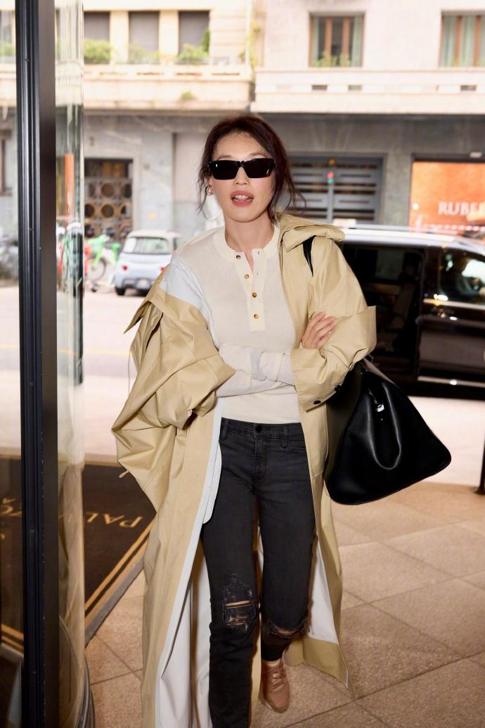 最近舒淇启程米兰时装周，她这次搭配的很有潮流时尚感，走路带风，也格外的有型。