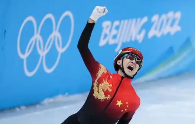 历史最嫩。 32岁的武大靖，成了中国短道速滑常设国家队1995年成立以来最年