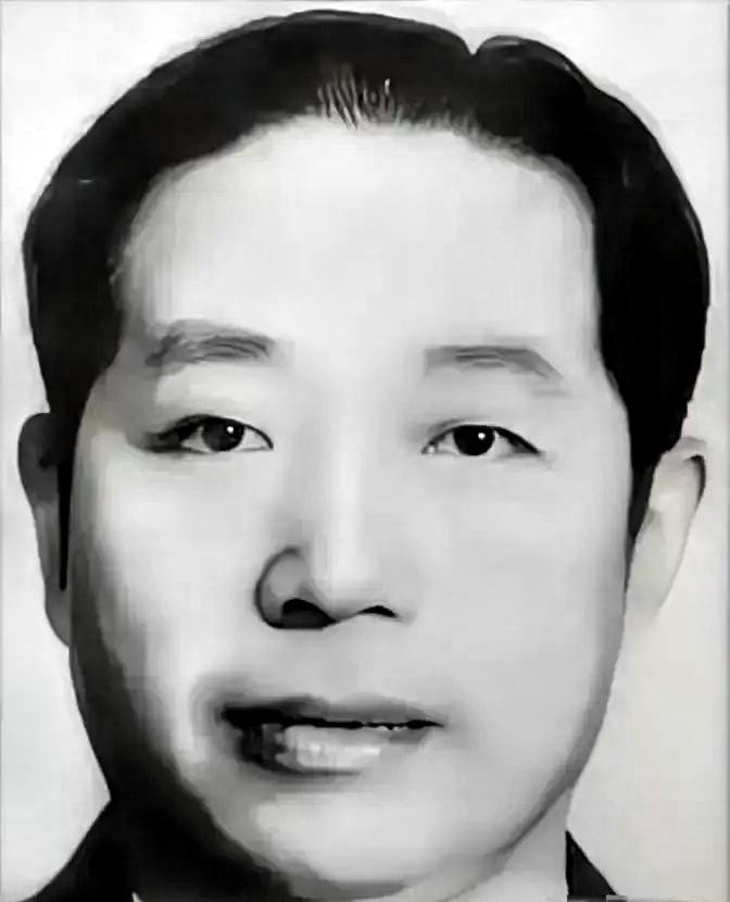 1937年，刺蒋失败后，百变杀手华克之投奔延安，伟人看到后却当场断言：你绝不能留