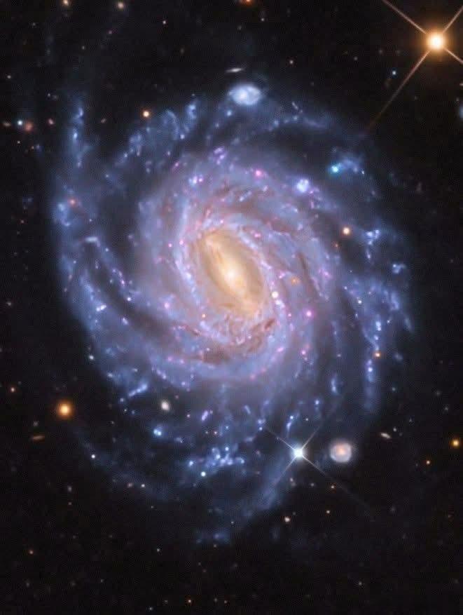 NGC3660是一个位于南船座的棒旋星系，距离我们约2亿光年。威廉·赫歇