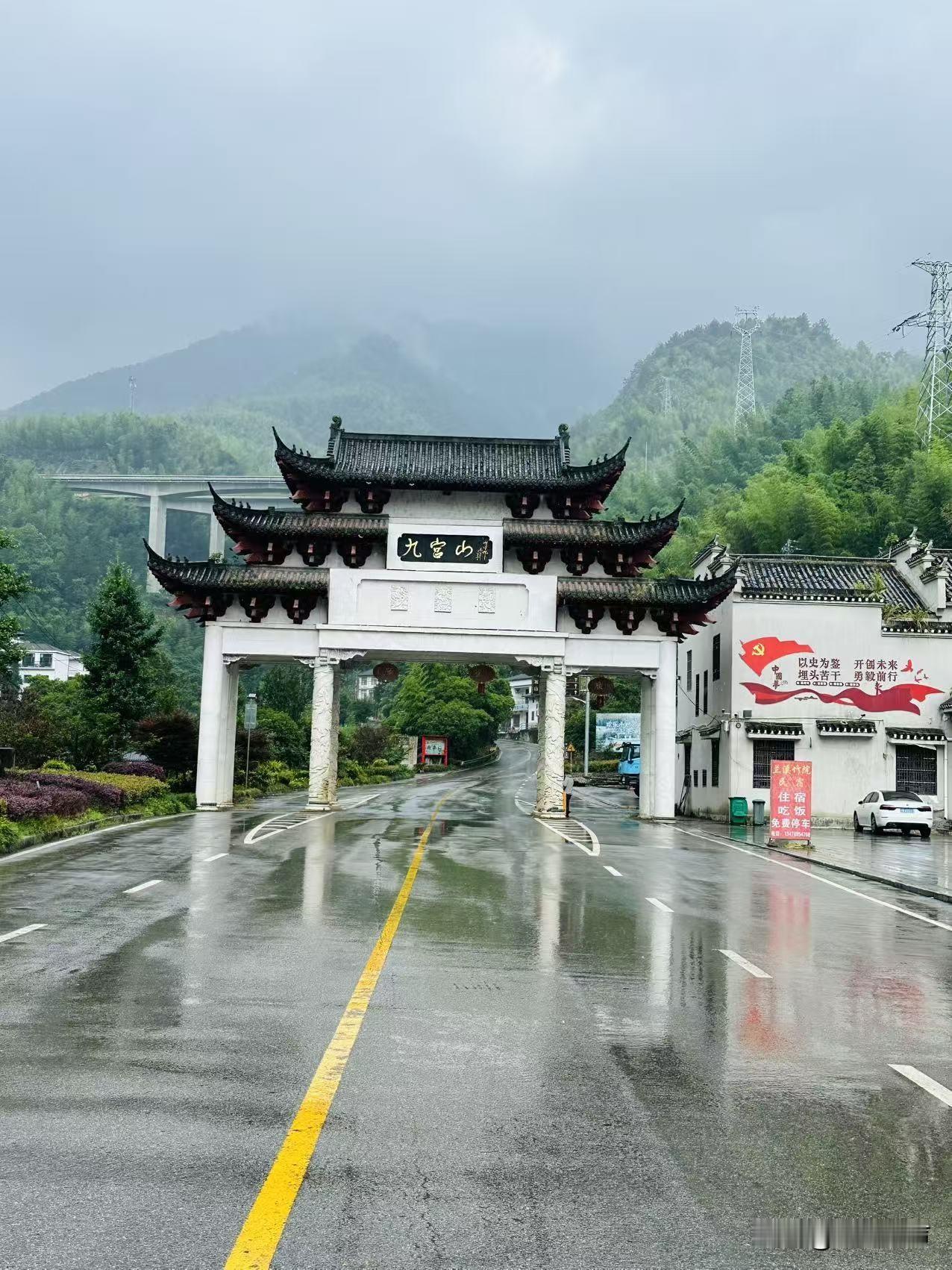 拦路收费何时休？“此山是我开，此树是我栽，要想从此过，留下买路钱。”这句只存