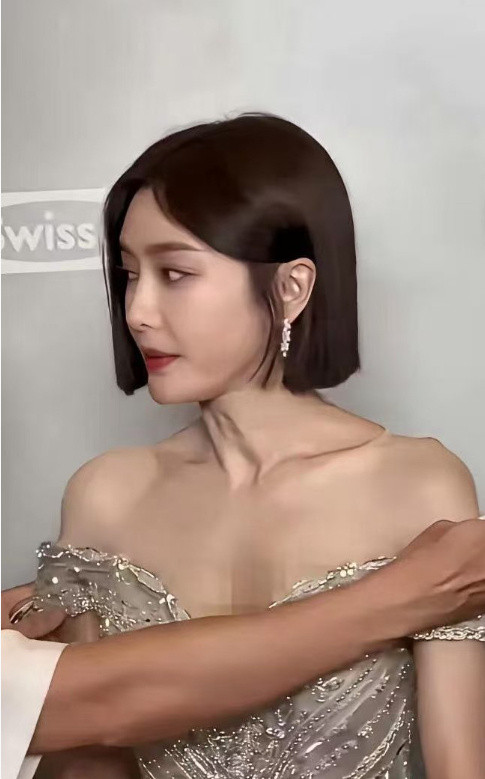 终于知道，为什么明星些都不怕衣服掉下来了，原来都是另有玄机的