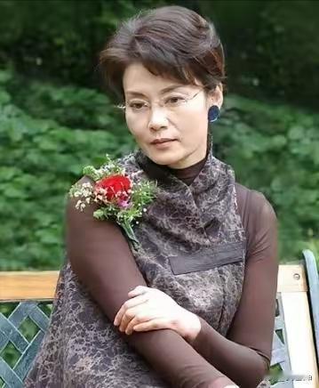 2005年，潘虹参加朱军的节目，一向得体的朱军调侃潘虹说：“如果我和你年龄没有差
