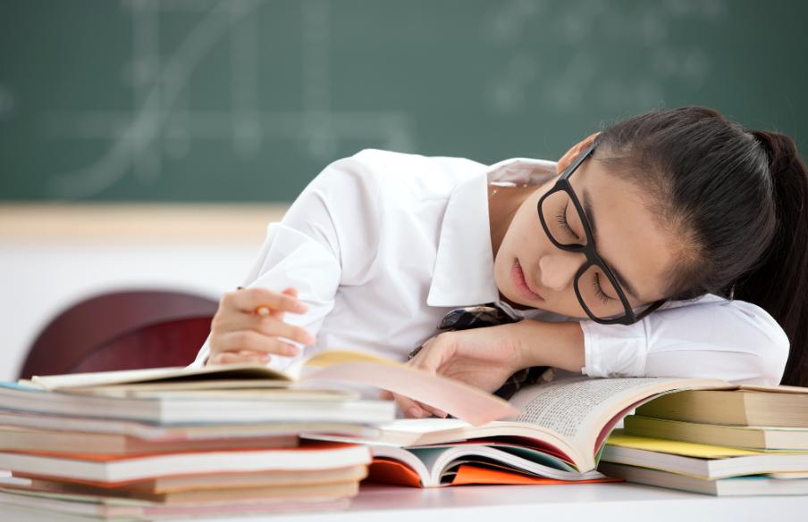 中小学的孩子都被磨成什么样了？天天补课、天天刷卷子，眼里的灵气都快没了！那些张口