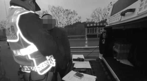 一杯隔夜酒，罚钱扣分扣驾照，马年春节窝心了！过年聚会喝酒，不少