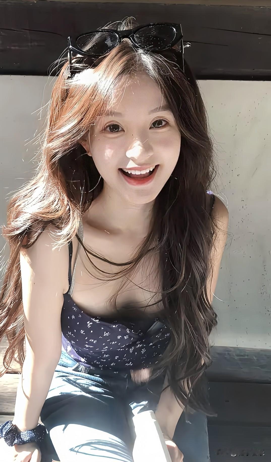 逆光浅笑缀暖阳，黑发红唇总相映，甜笑弯起的弧度，是藏不住的迷人张力✨分享你的随手