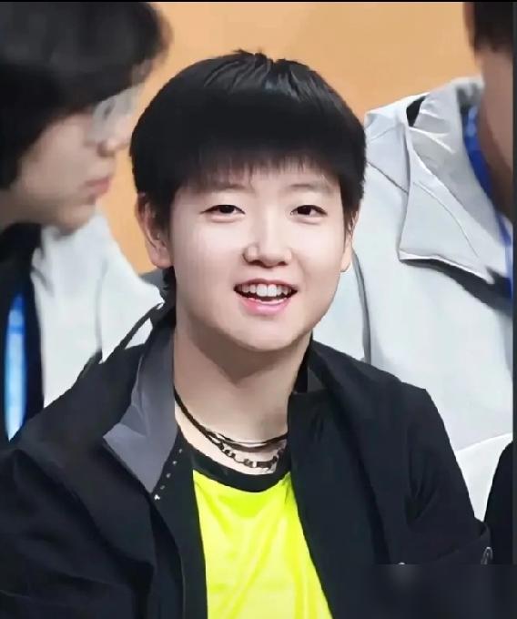 别再吹孙颖莎大心脏了。我告诉你，她赛后黑脸、更衣室低气压，都是装不出来的。