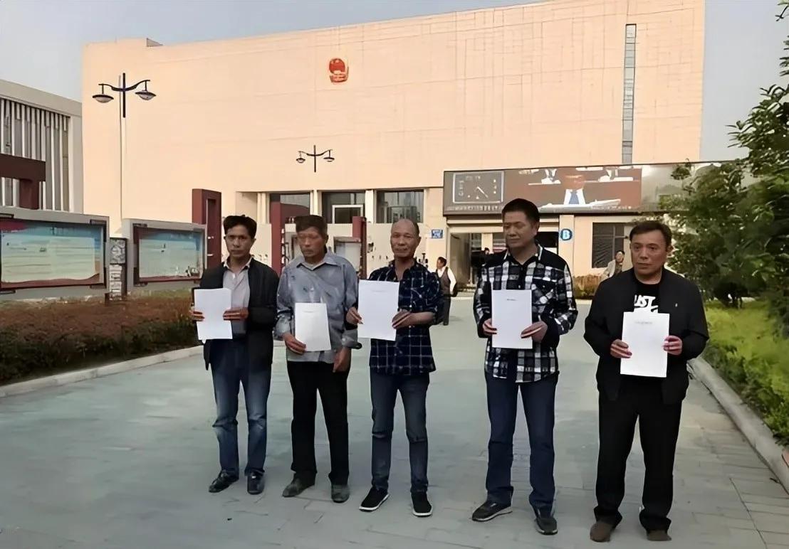 1100万摆在眼前，五个男人却全部拒绝签字。他们不是疯了，是心里憋着一口气。“