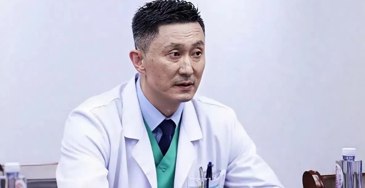 2米26大中锋被骂到捂脸离场！杜锋指着鼻子吼的镜头连播五遍没人受得了