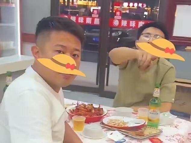 这就是交友不慎的后果！南昌的摸头男就是一个活生生的例子。本来白衣男子手贱摸了